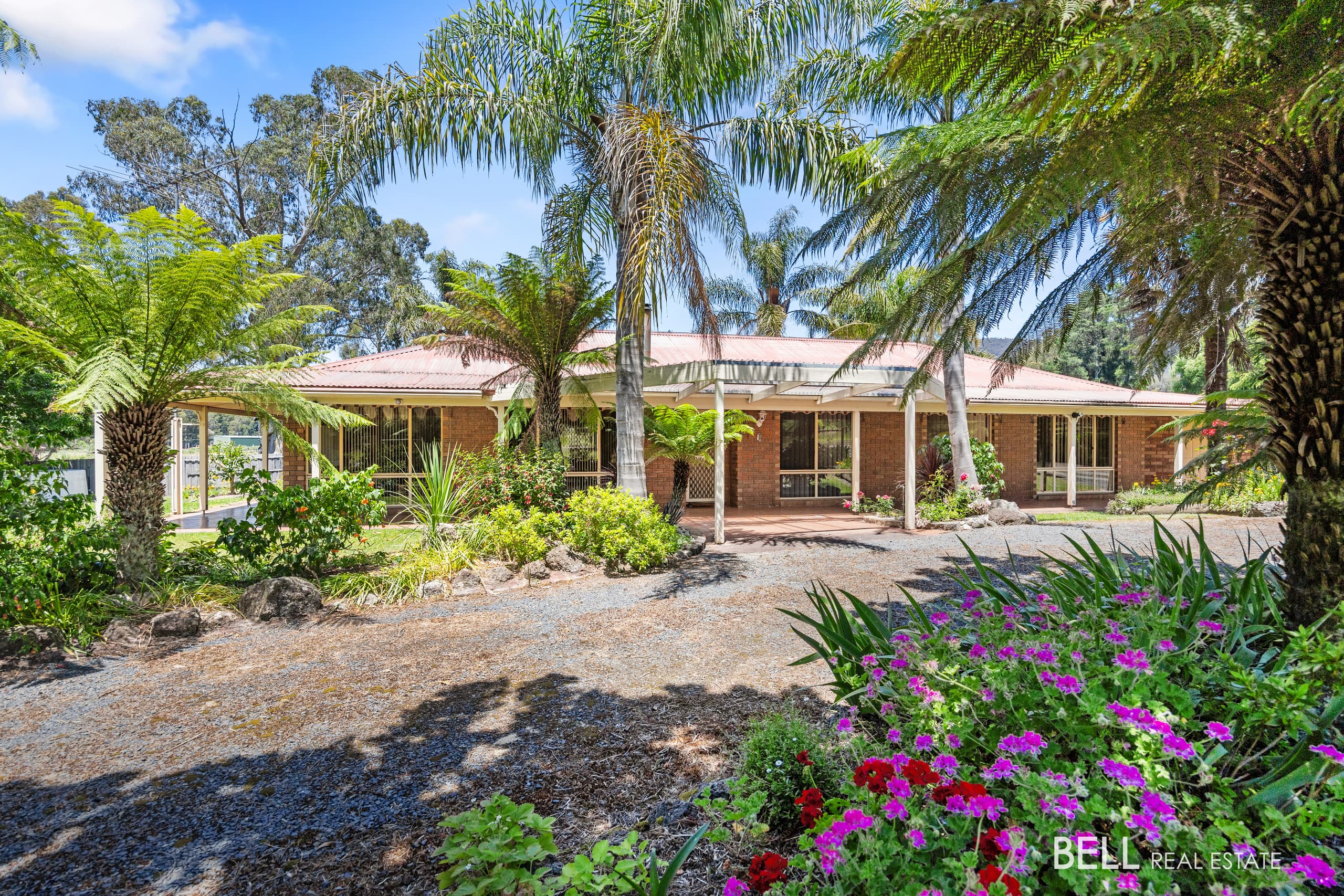 15 Mannagum Road, THREE BRIDGES, Three Bridges - Image 1