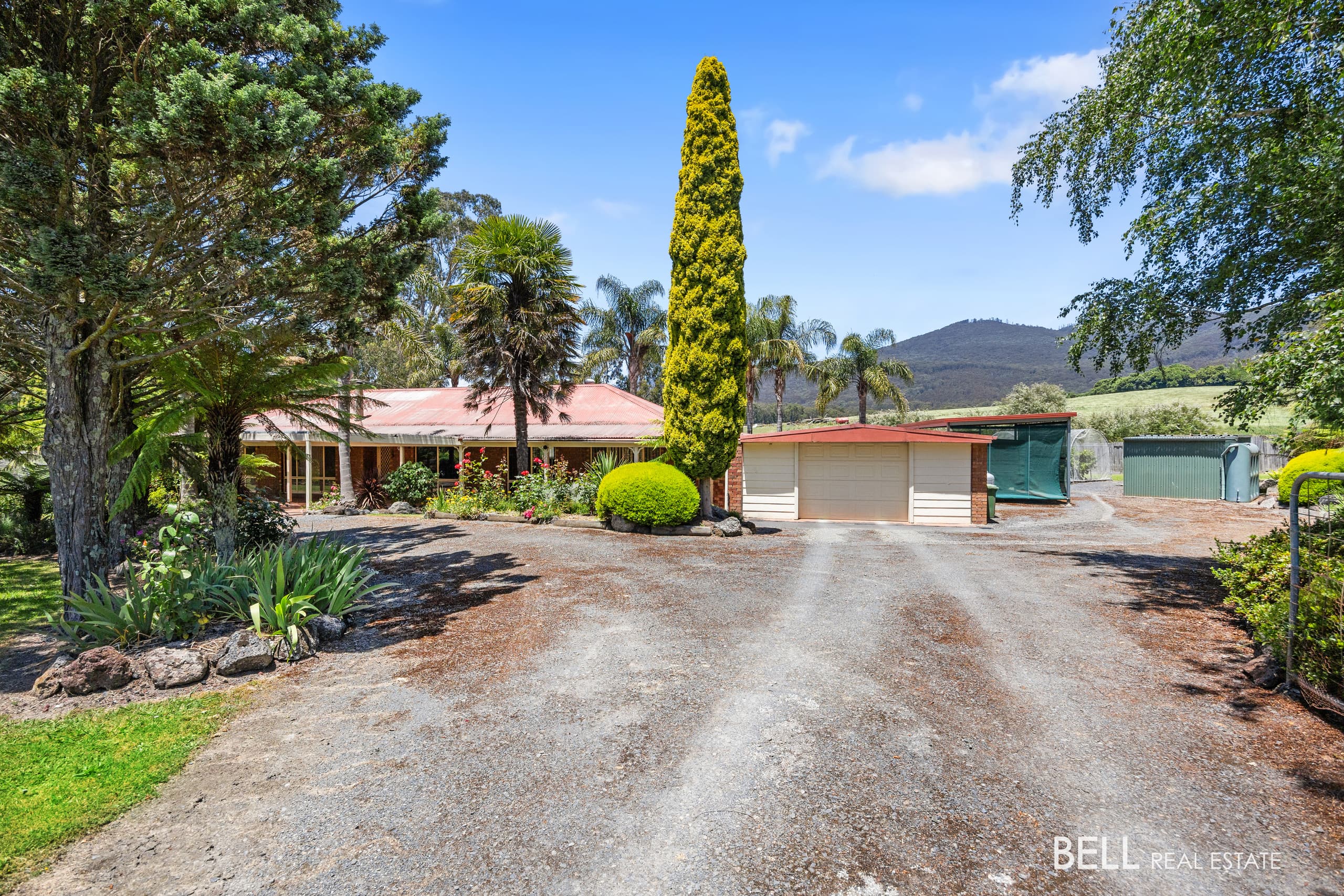 15 Mannagum Road, THREE BRIDGES, Three Bridges - Thumbnail 2