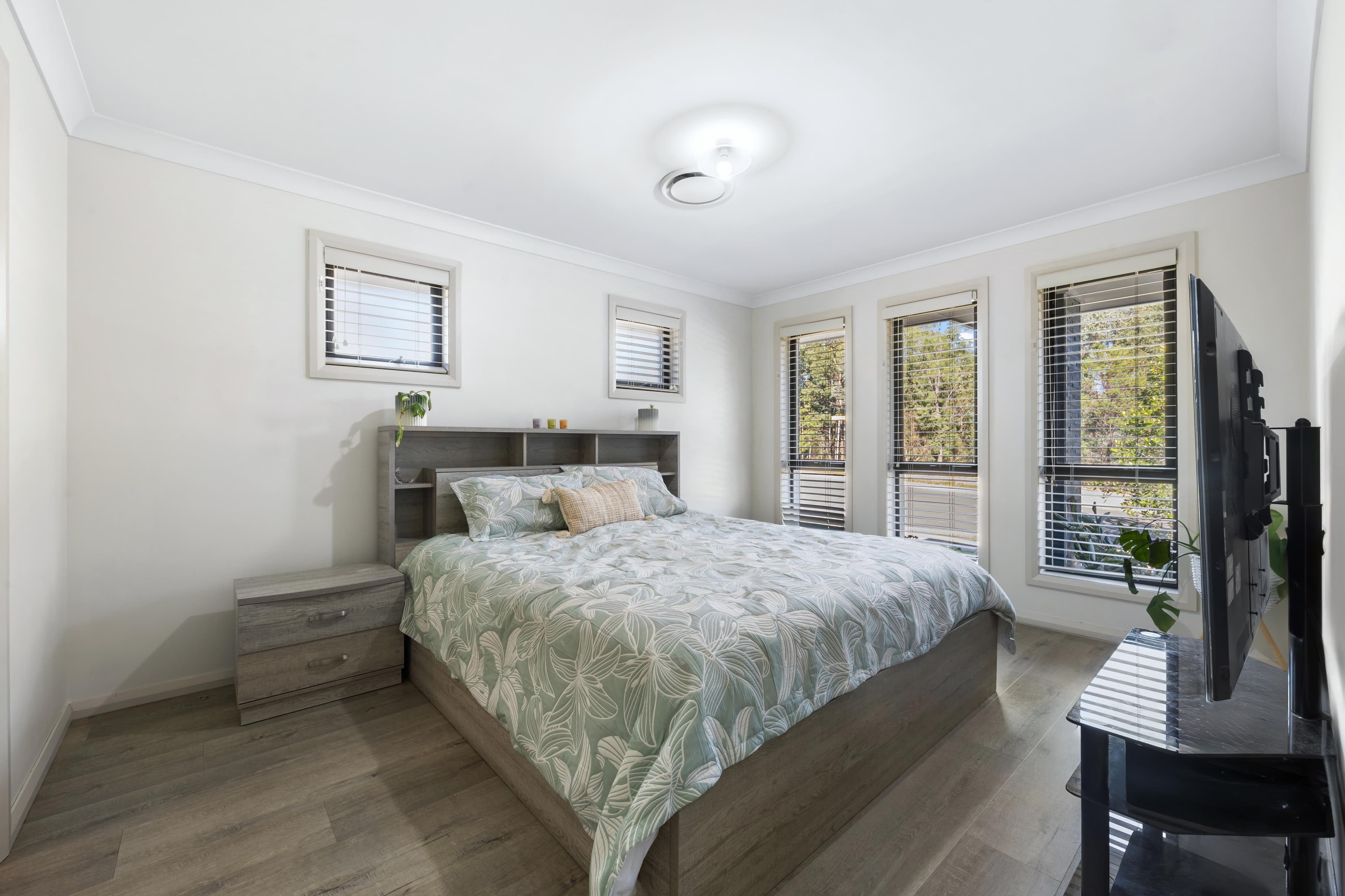 19 Edgewater Drive, GLENMORE PARK, Glenmore Park - Thumbnail 3