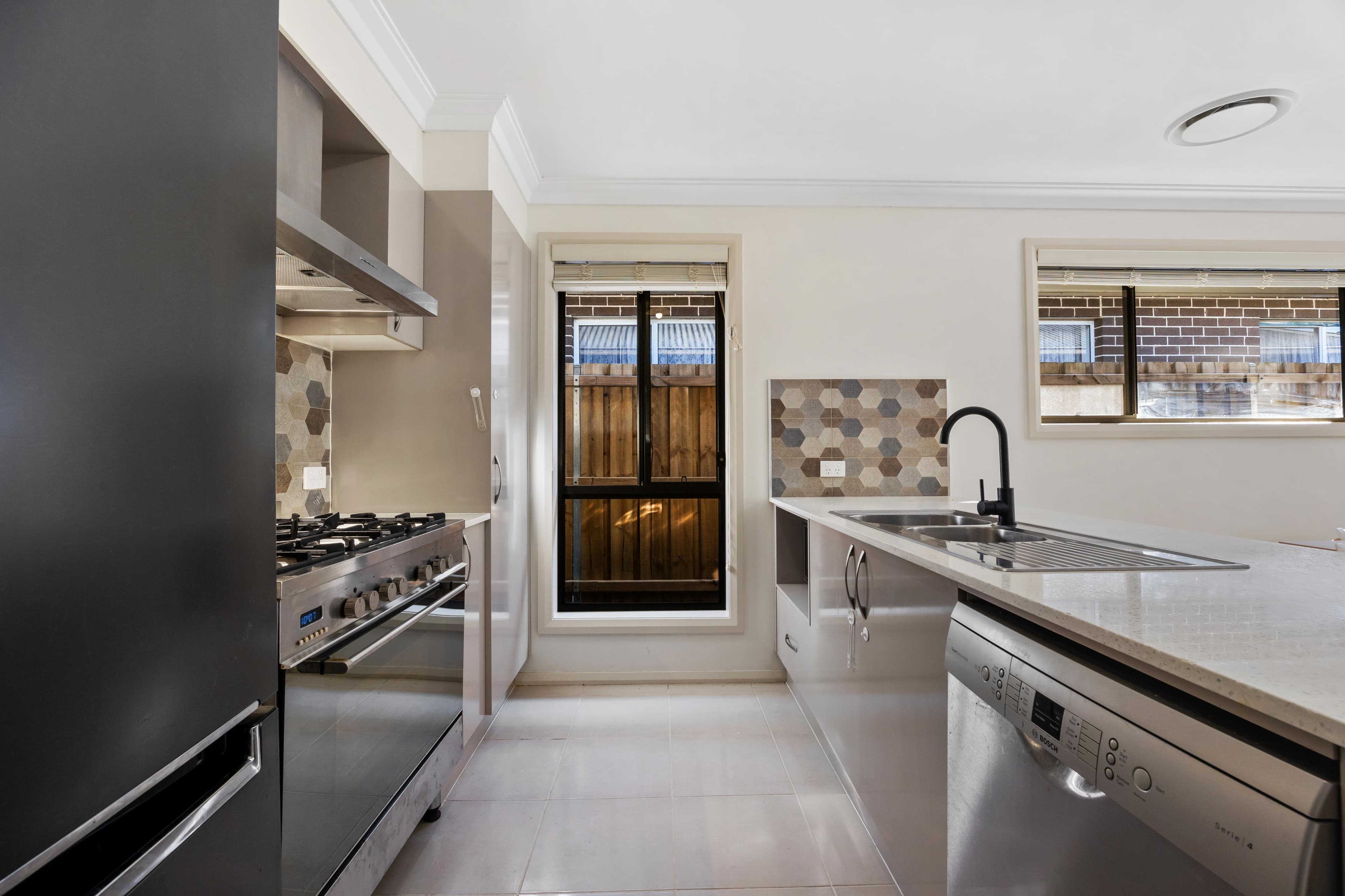 19 Edgewater Drive, GLENMORE PARK, Glenmore Park - Thumbnail 5