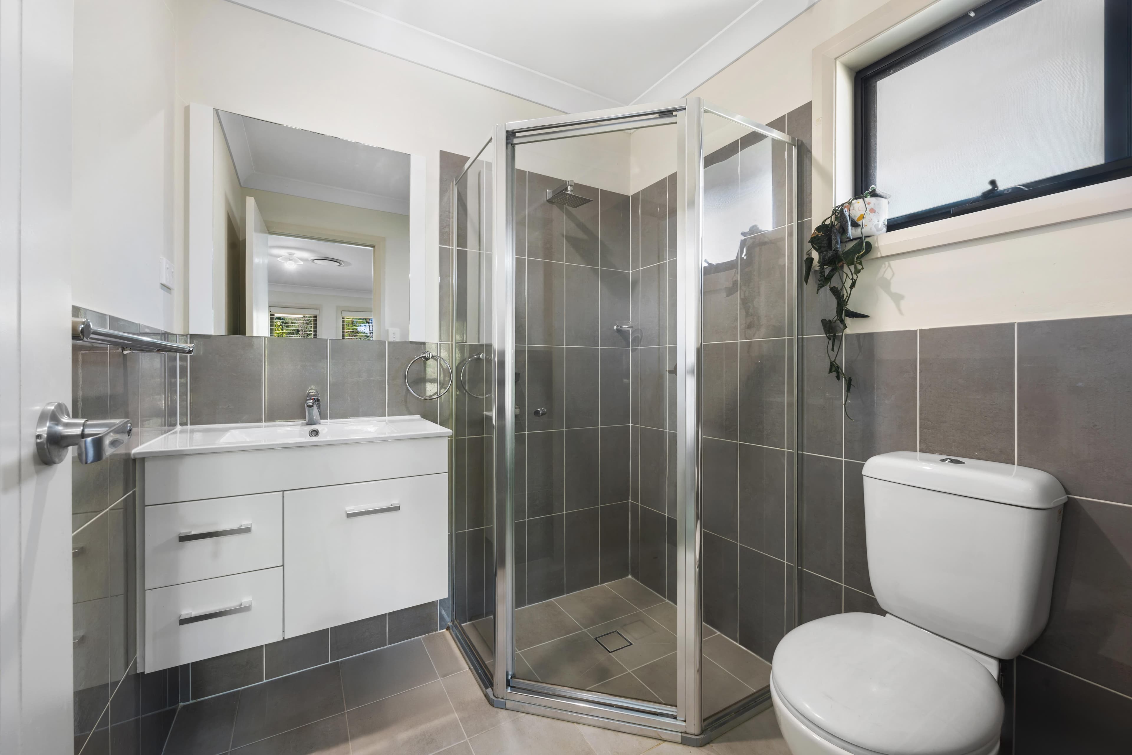 19 Edgewater Drive, GLENMORE PARK, Glenmore Park - Thumbnail 4
