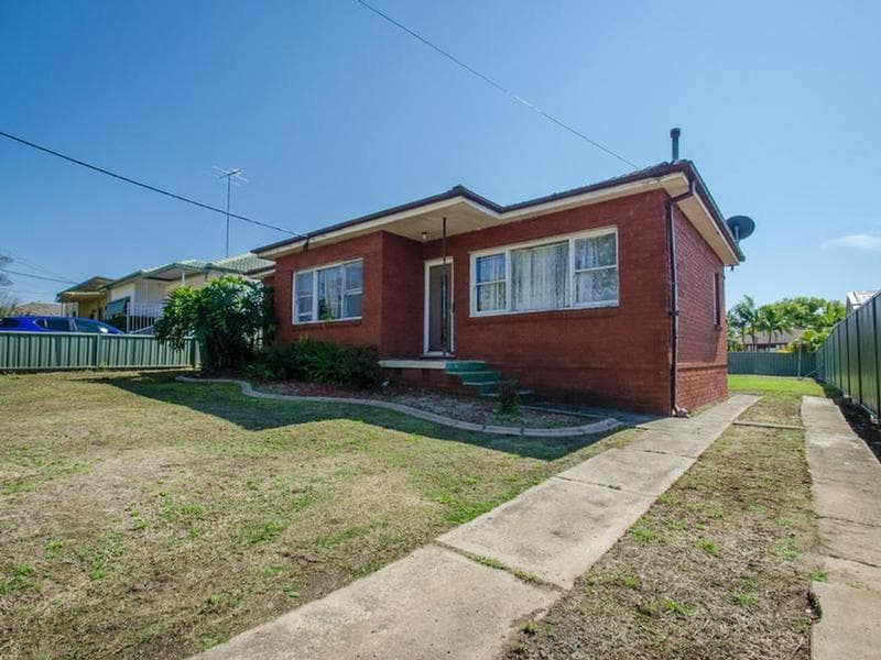 1 Elizabeth Crescent, KINGSWOOD, Kingswood - Thumbnail 3
