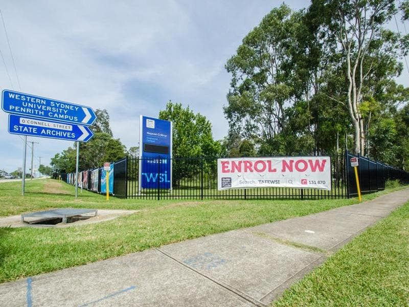 1 Elizabeth Crescent, KINGSWOOD, Kingswood - Thumbnail 4