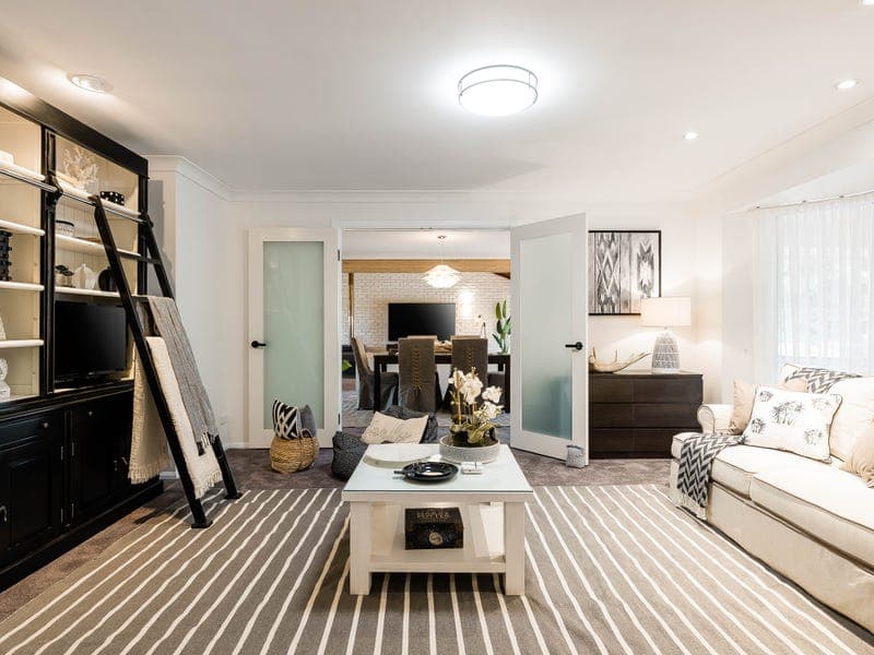 15 Hilltop Crescent, Blue Mountain Heights - Thumbnail 2