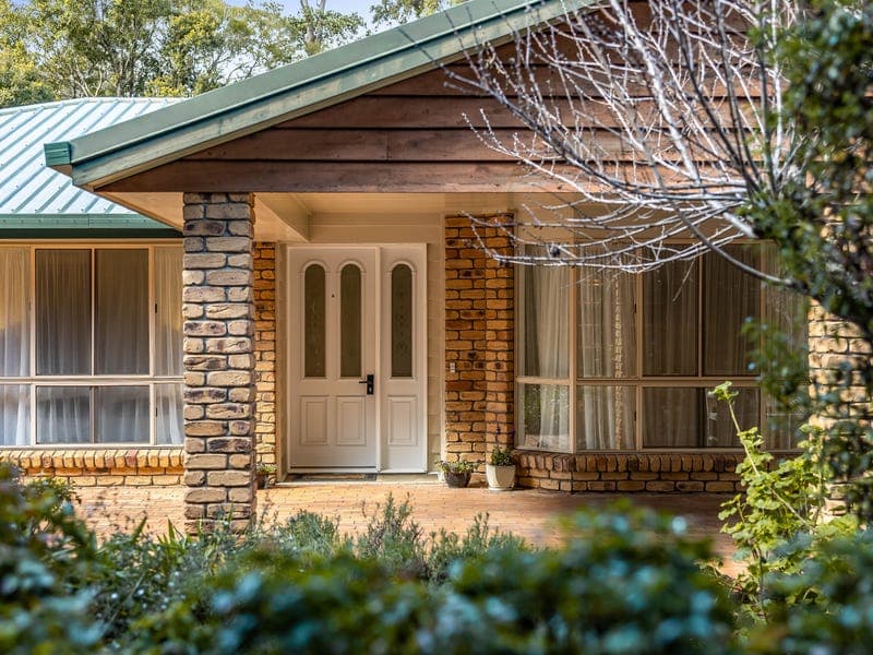 15 Hilltop Crescent, Blue Mountain Heights - Image 1