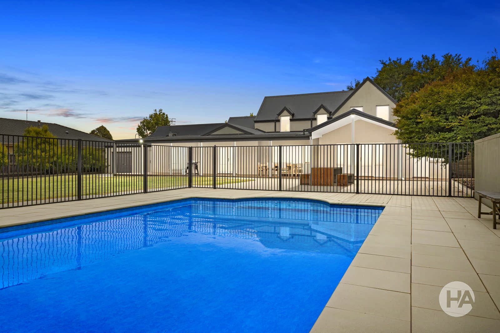 14 Crestwood Drive, ROSEBUD, Rosebud - Thumbnail 2