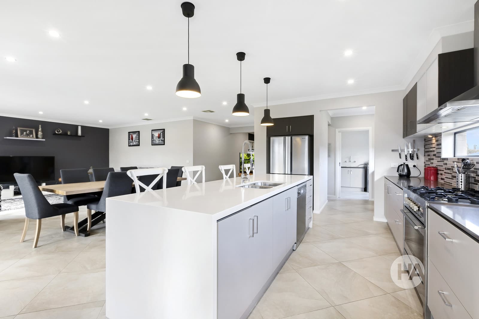 15 Peisley Crescent, CRANBOURNE EAST, Cranbourne East - Thumbnail 3