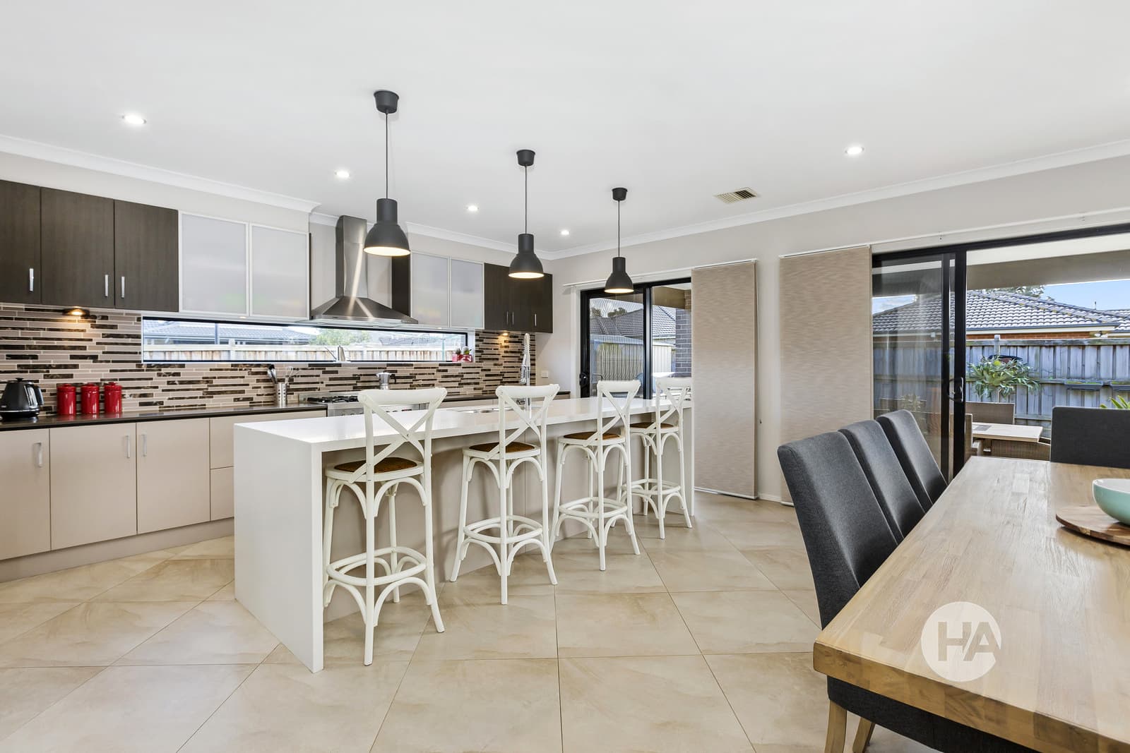 15 Peisley Crescent, CRANBOURNE EAST, Cranbourne East - Thumbnail 4