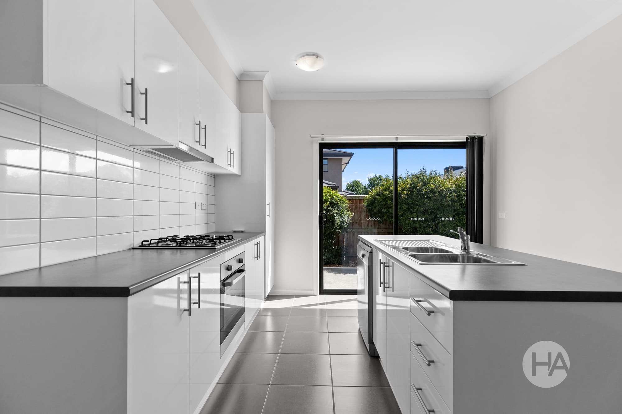 6 Queenie Way, CRANBOURNE WEST, Cranbourne West - Thumbnail 2
