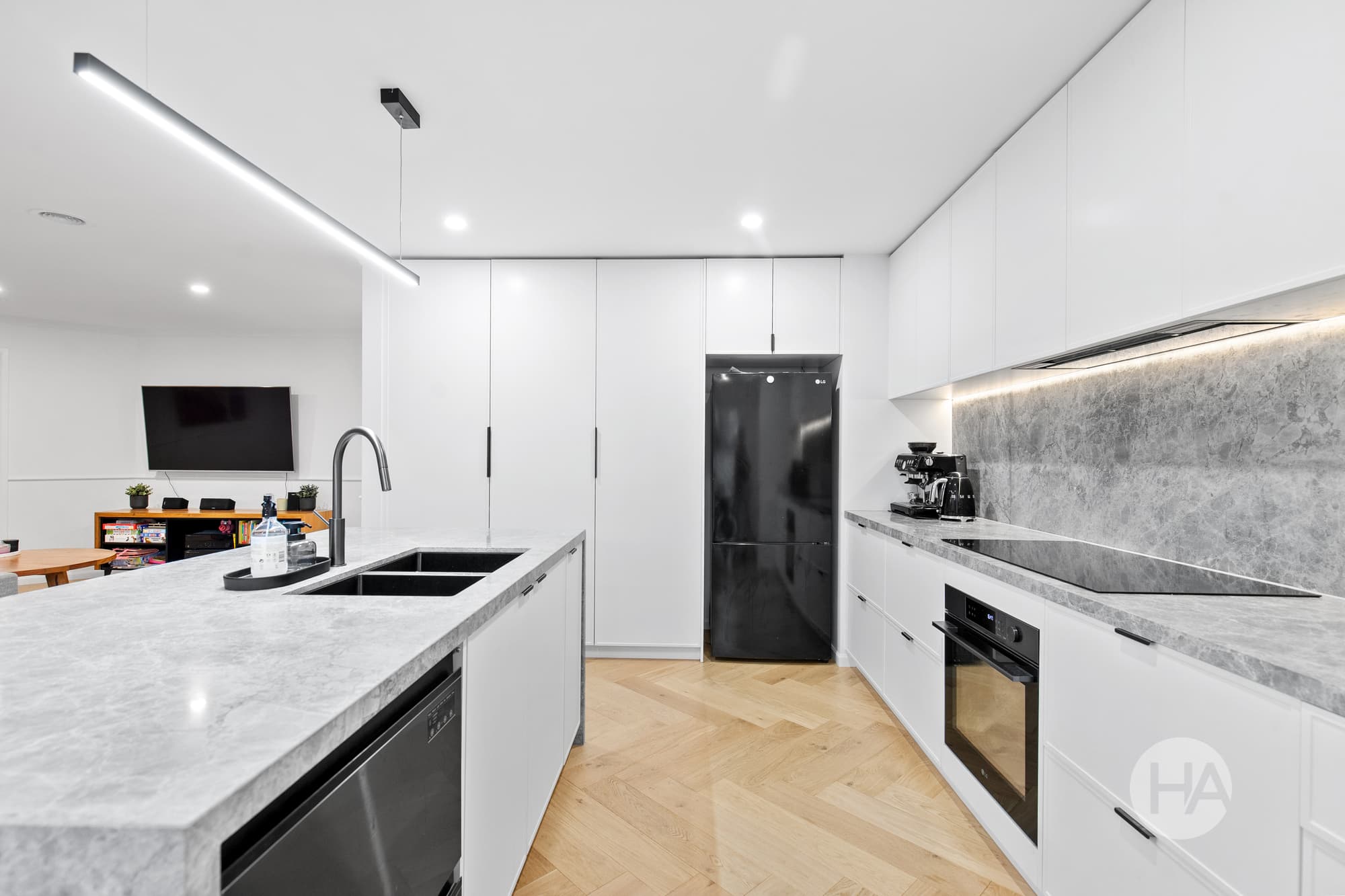 10 Manor House Drive, MORNINGTON, Mornington - Thumbnail 4