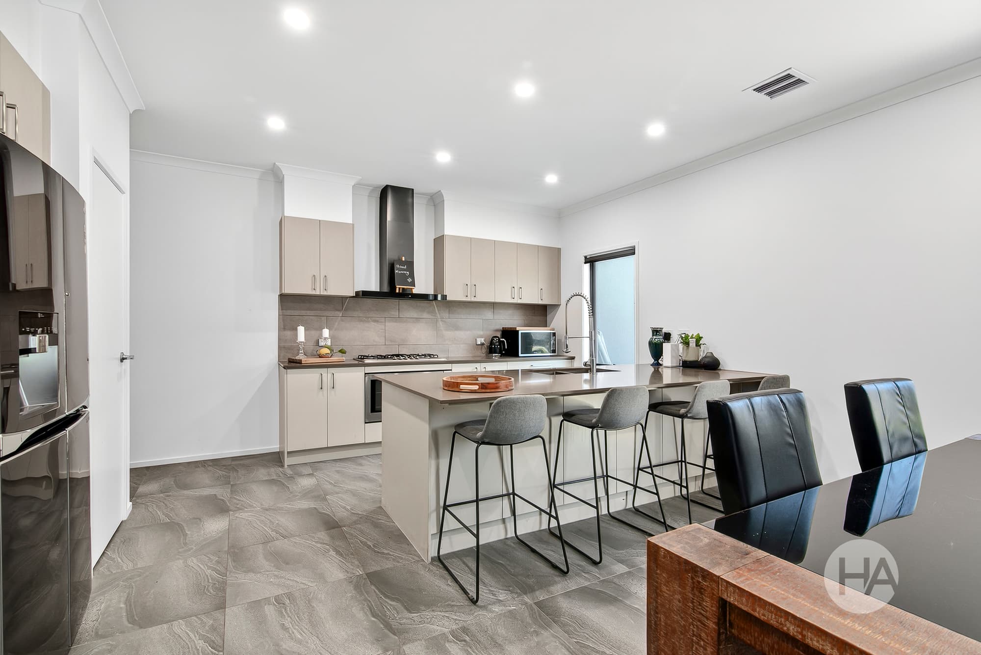 4 Crestwood Drive, ROSEBUD, Rosebud - Thumbnail 2