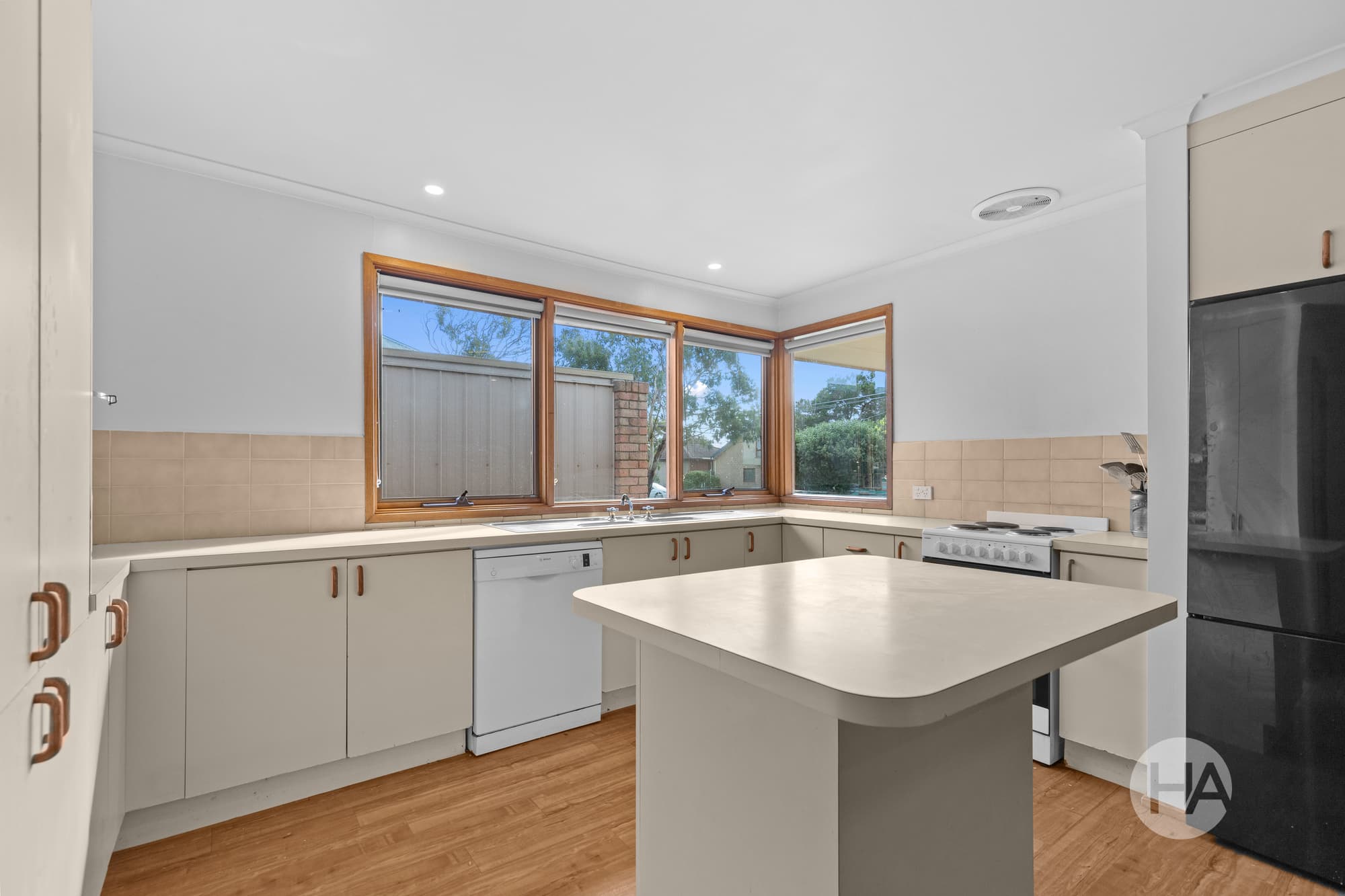 10 Meanderri Drive, INVERLOCH, Inverloch - Thumbnail 3