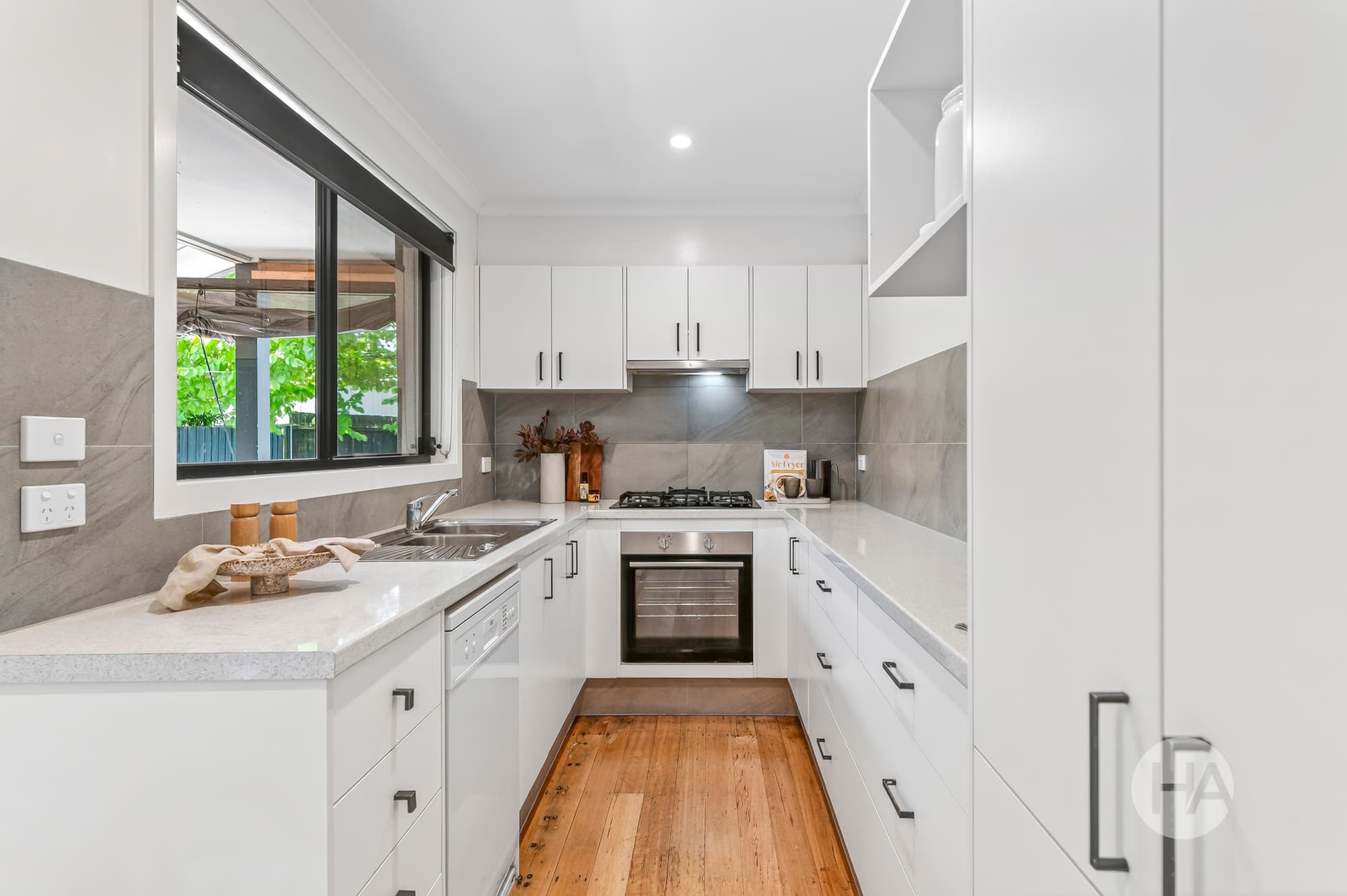 14 Illowa Street, MORNINGTON, Mornington - Thumbnail 2