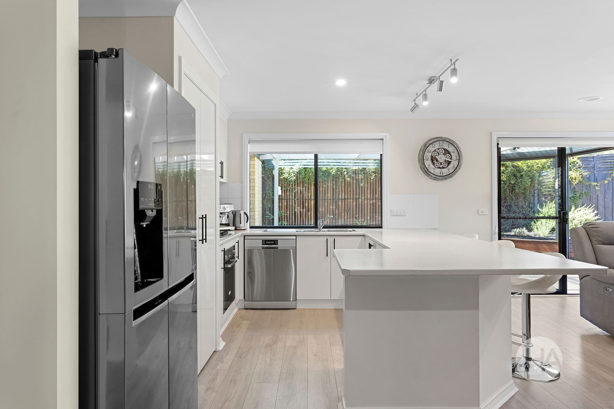 28 Moorhead Avenue, MORNINGTON, Mornington - Thumbnail 2