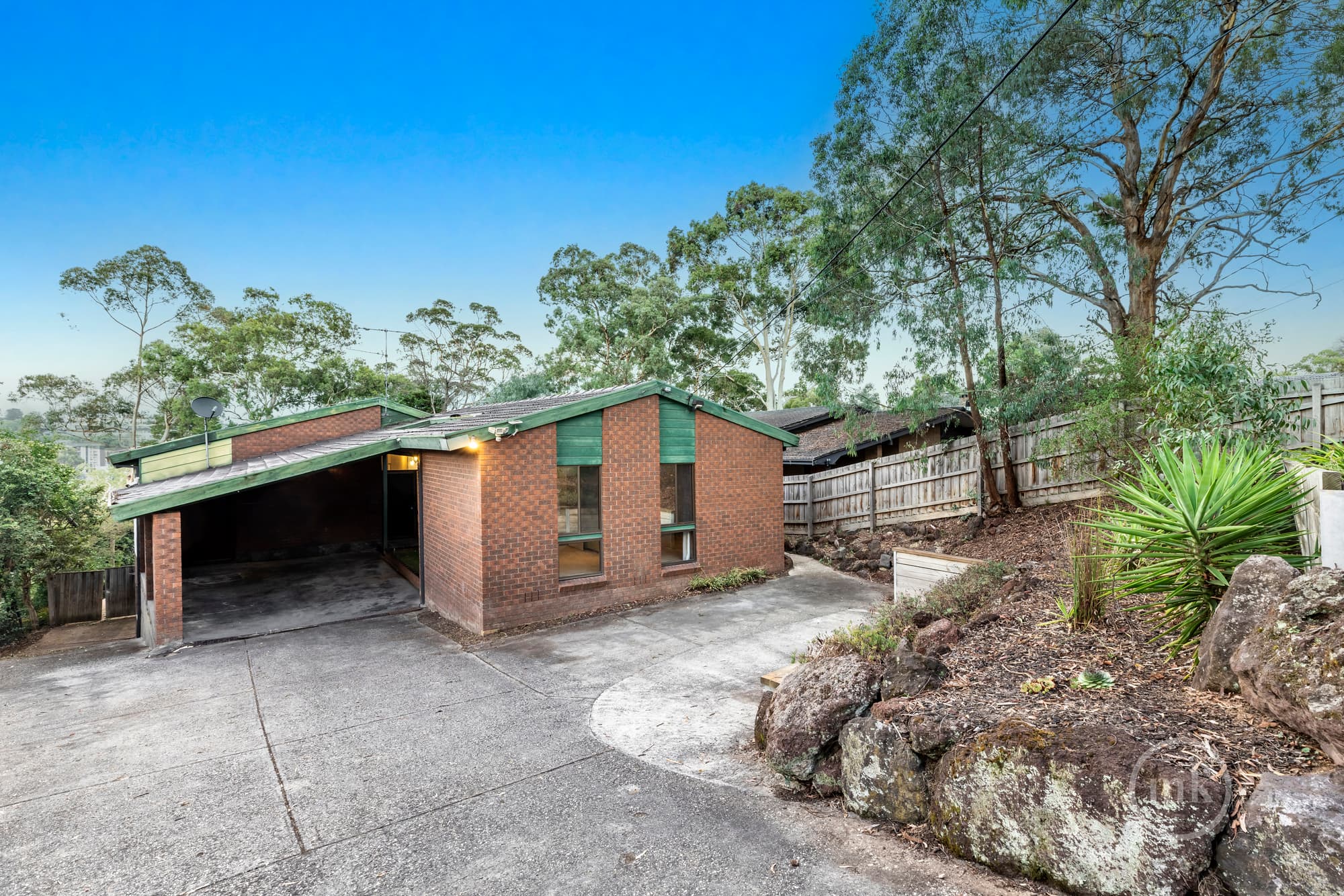 26 Delfin Crescent, Greensborough, Greensborough - Thumbnail 2