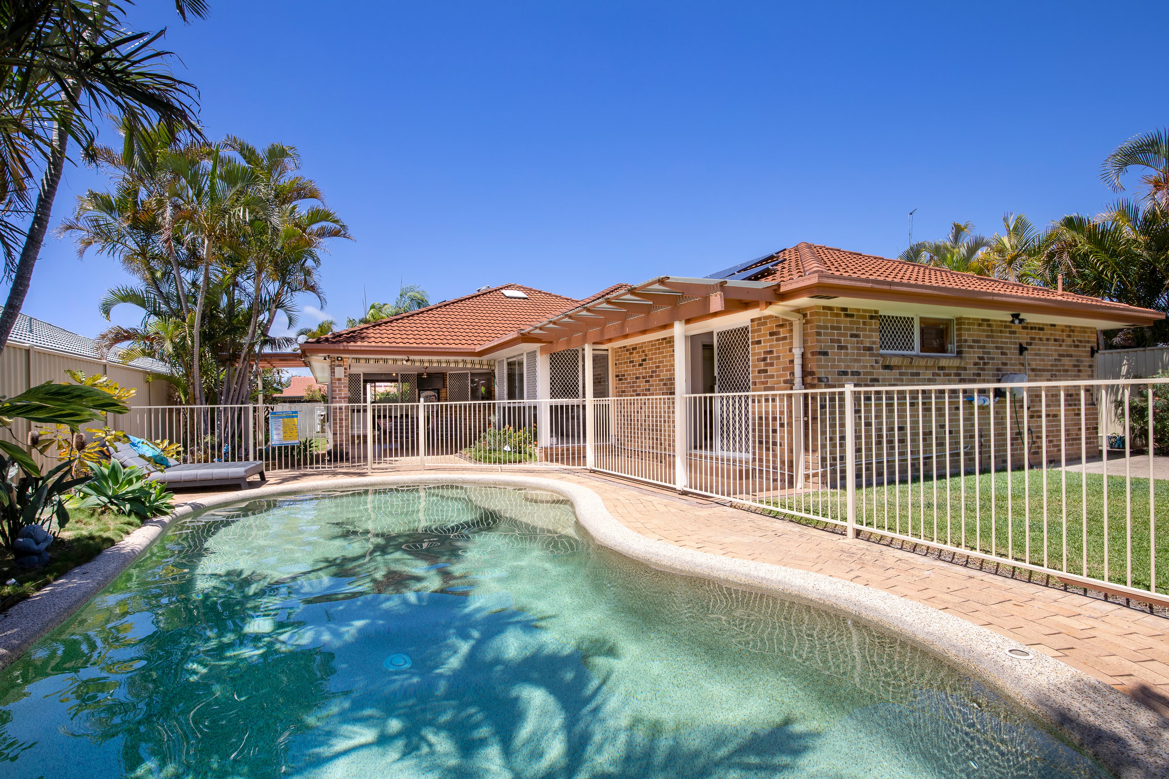 87 Coronet Crescent, Burleigh Waters, Burleigh Waters - Thumbnail 2