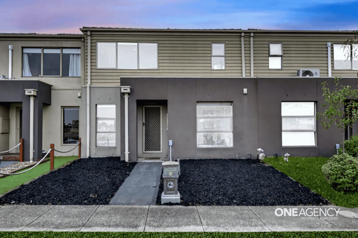 32 Featherbrook Drive, Point Cook, Point Cook - Thumbnail 2