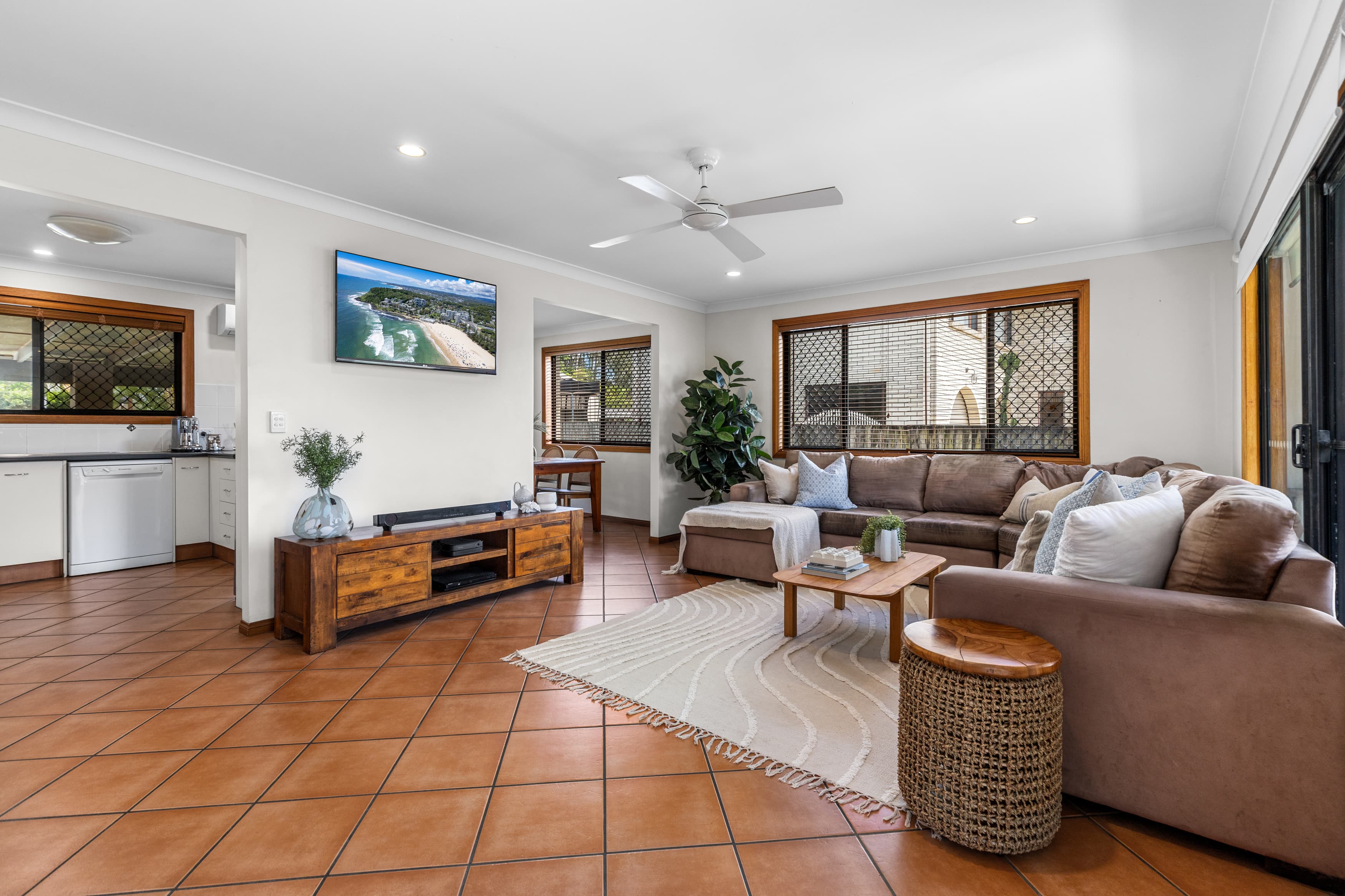 6 Maitland Street, Burleigh Waters, Burleigh Waters - Thumbnail 4