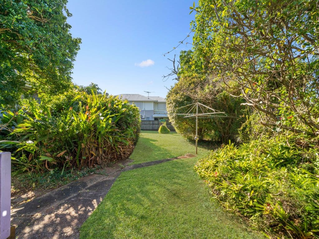 12 Herbert Street, Scarborough, Scarborough - Thumbnail 2
