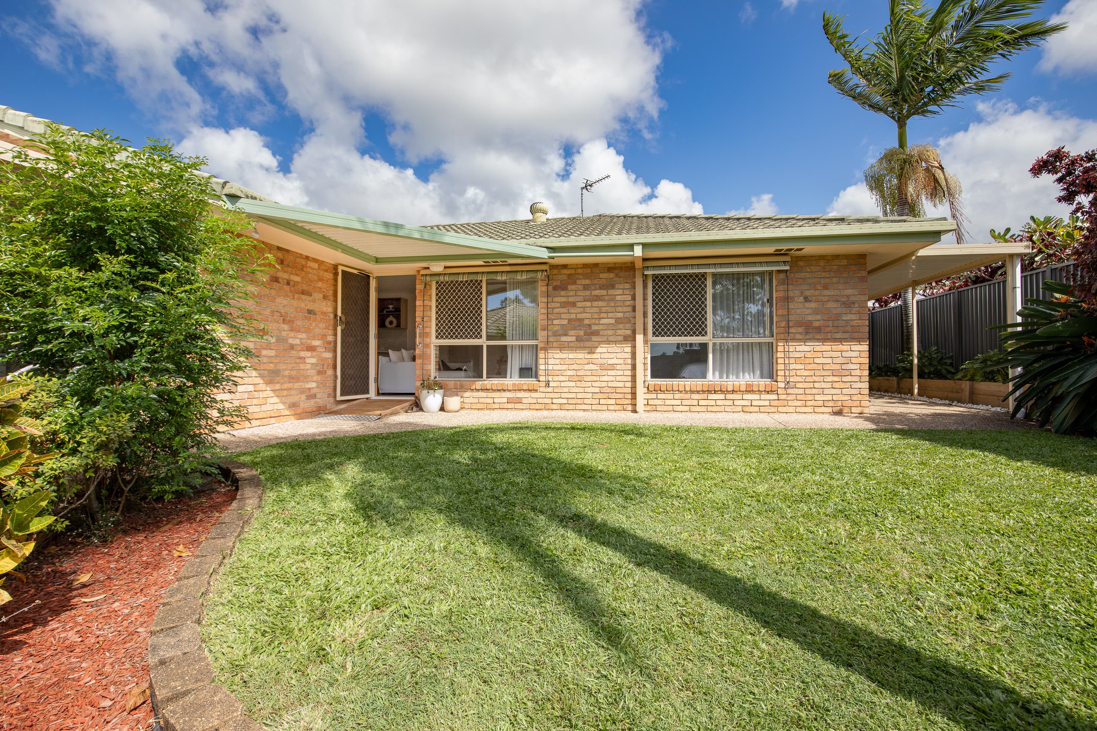 2/8 Valmai Court, Burleigh Waters, Burleigh Waters - Image 1