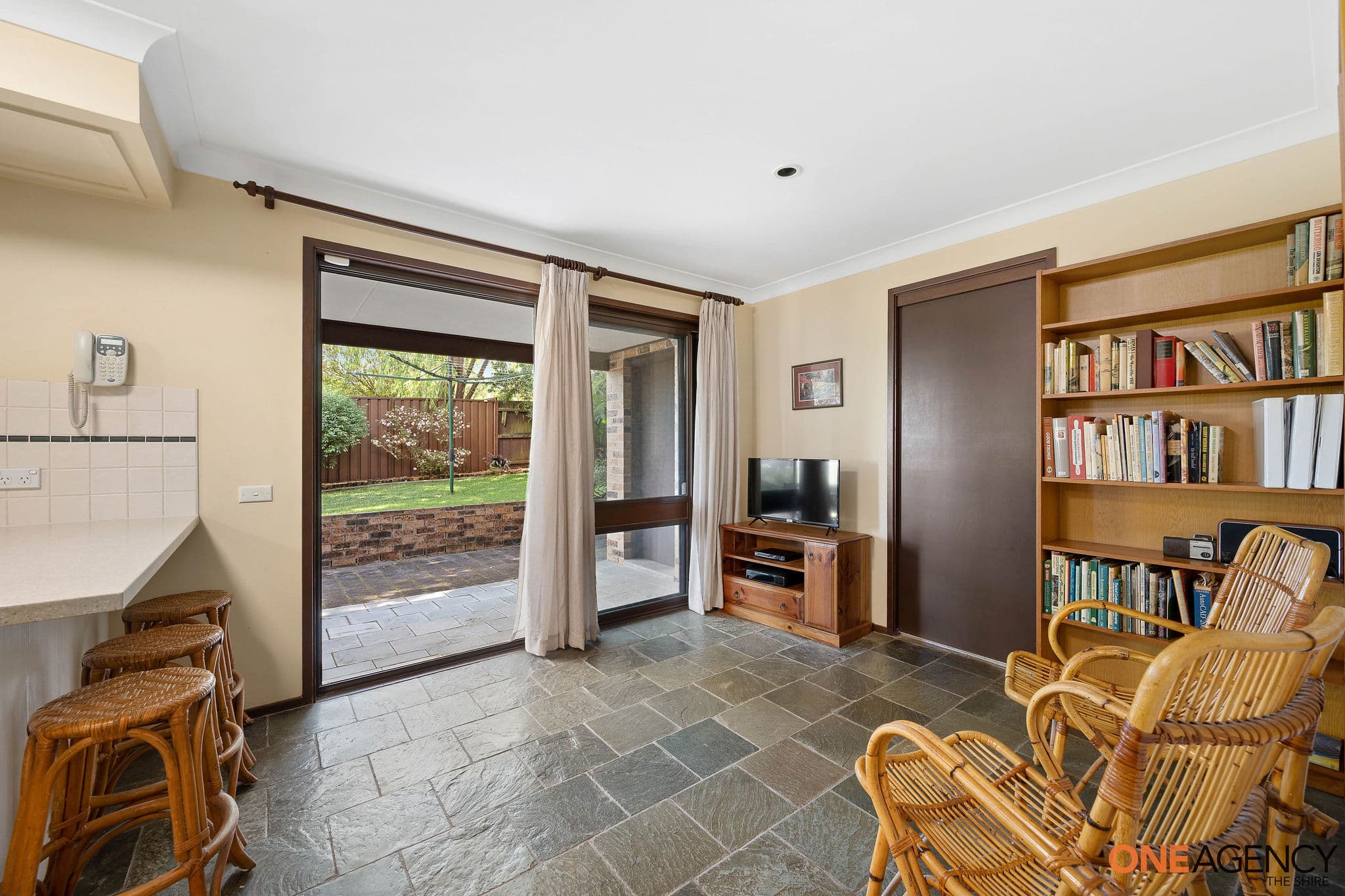 11 Blaxland Drive, Illawong, Illawong - Thumbnail 7