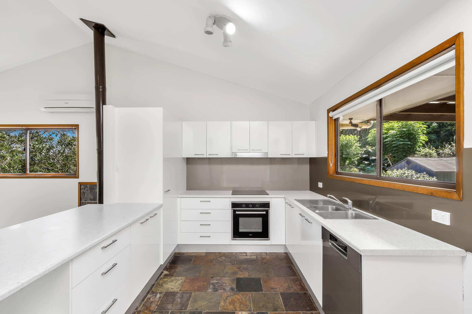 16 Dogwood Close, Wyoming, Wyoming - Thumbnail 3