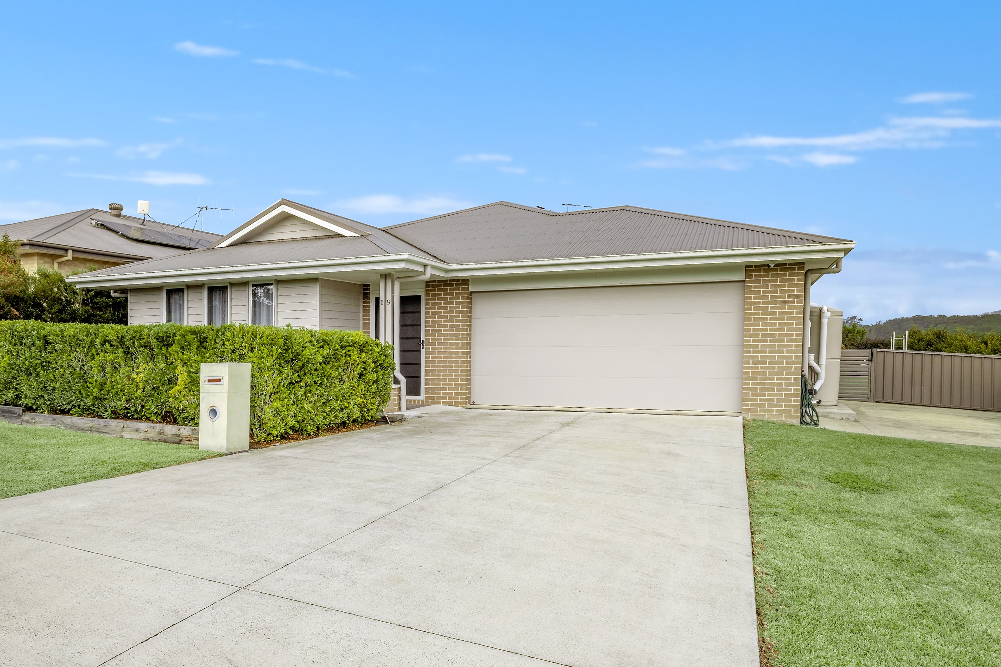 19 Satinwood Crescent, Kew, Kew - Thumbnail 2