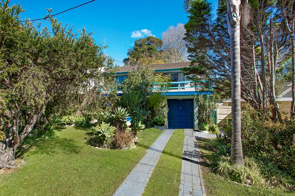 16 Jindalee Avenue, Point Clare, Point Clare - Image 1