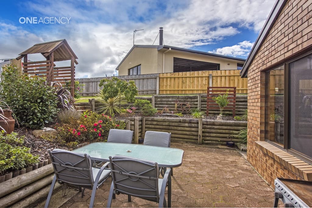 6 Stratton Court, Downlands, Downlands - Thumbnail 2