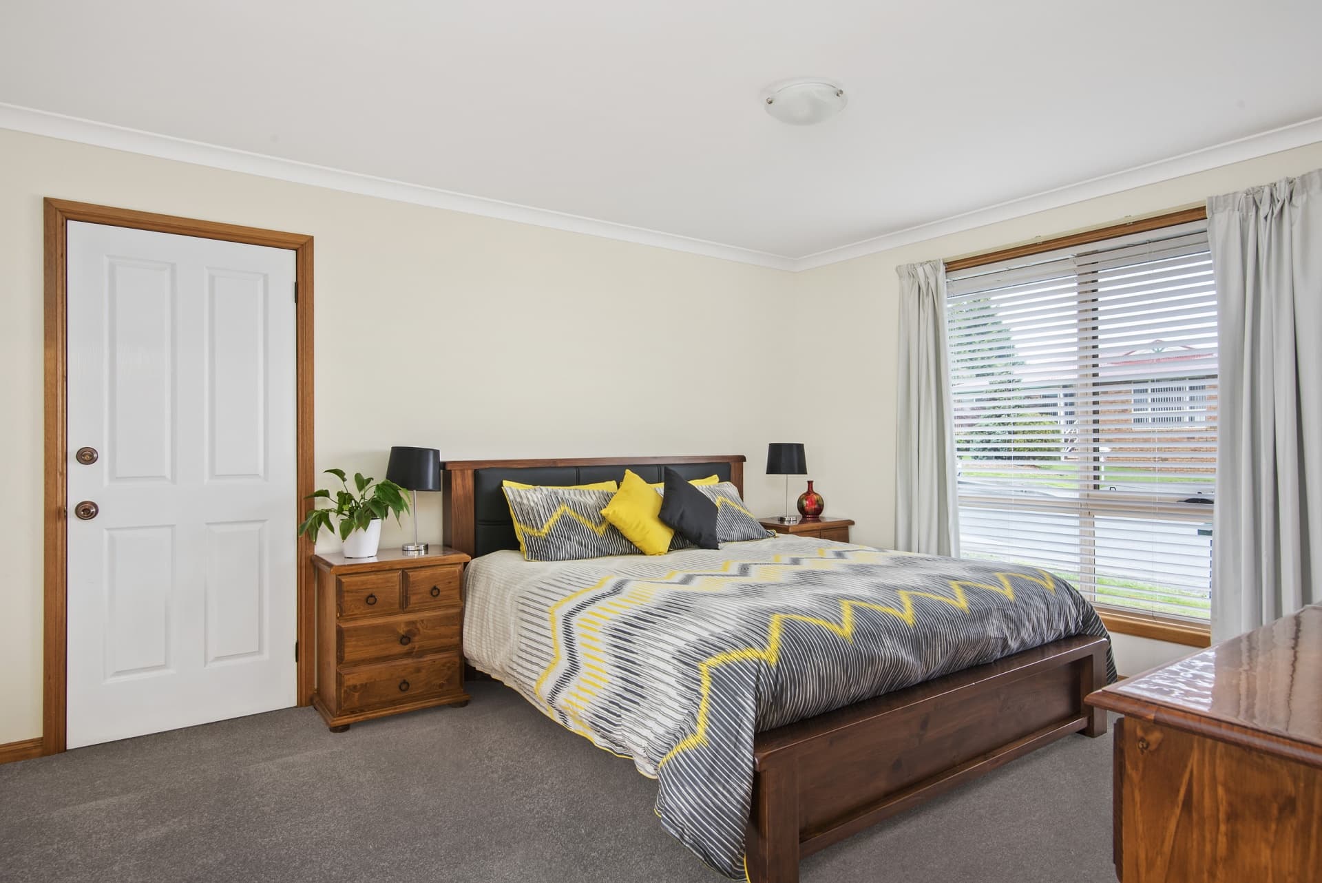8 Dafnis Drive, Newnham, Newnham - Thumbnail 3