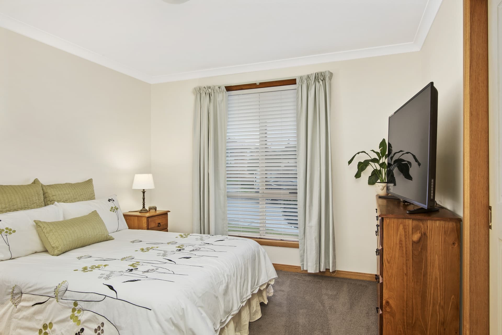8 Dafnis Drive, Newnham, Newnham - Thumbnail 8