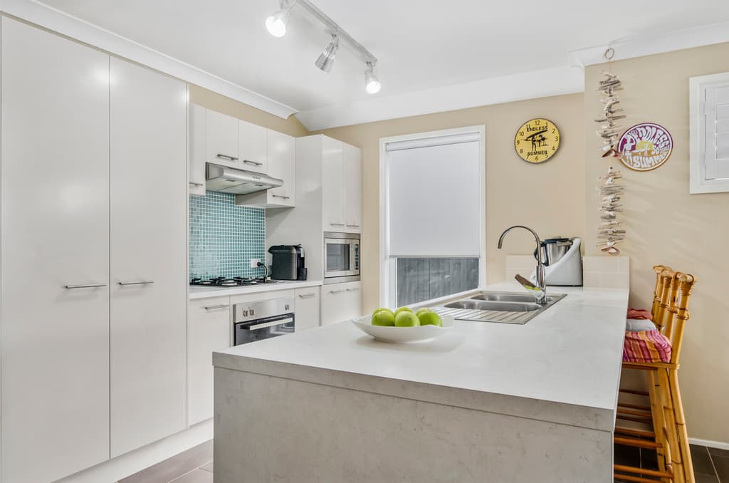 15 Bayview Avenue, Haywards Bay, Haywards Bay - Thumbnail 2