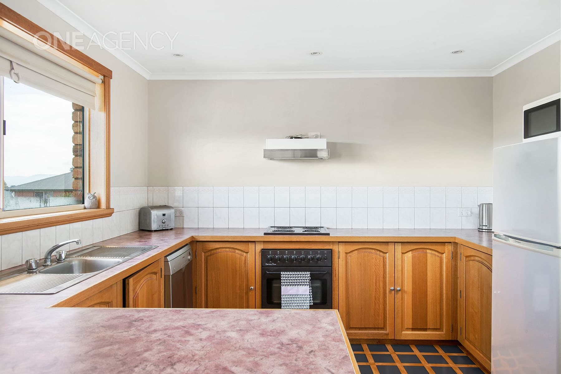 9 Dafnis Drive, Newnham, Newnham - Thumbnail 3