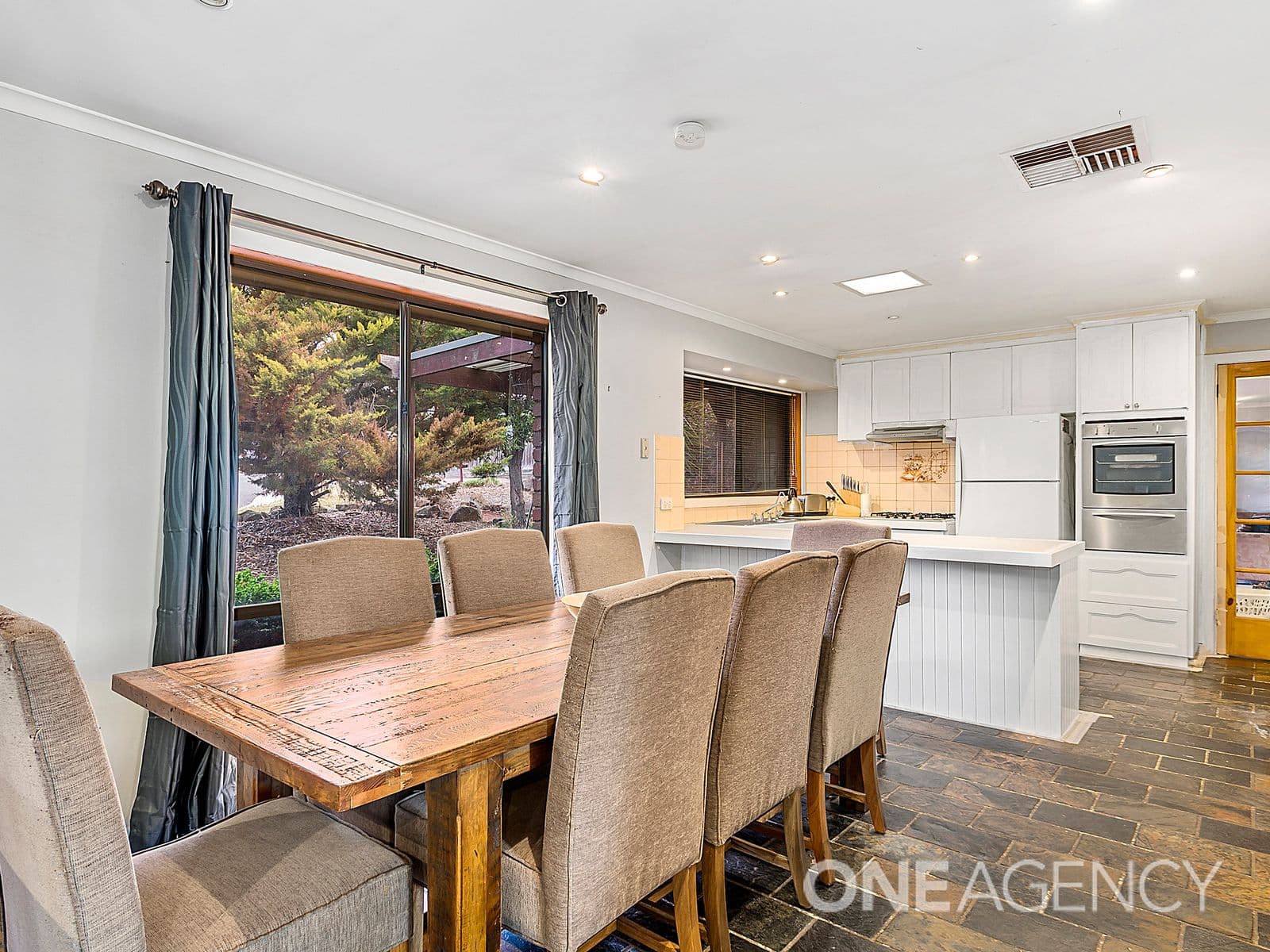 5 Auld Court, Sunbury, Sunbury - Thumbnail 2