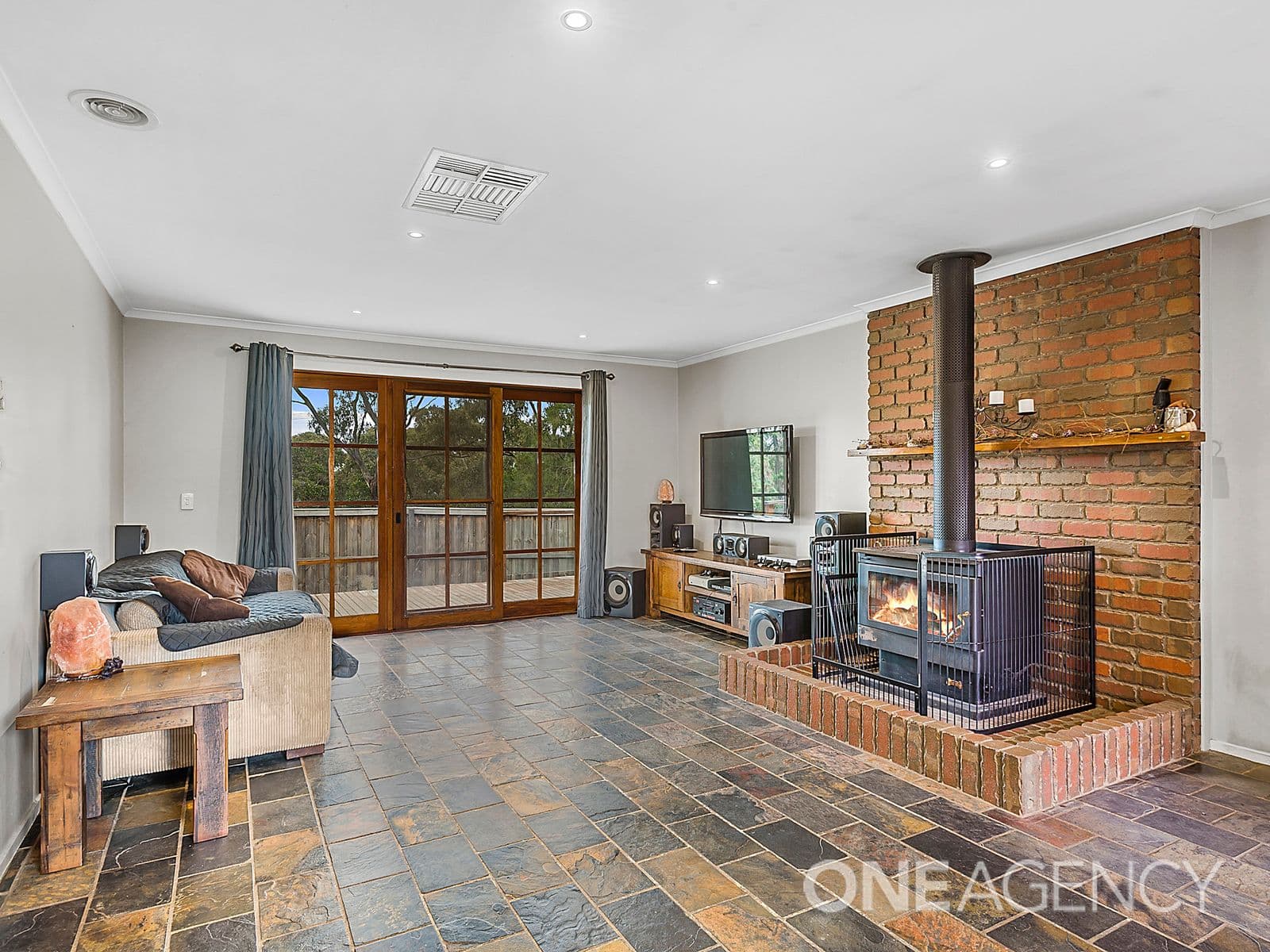 5 Auld Court, Sunbury, Sunbury - Thumbnail 3