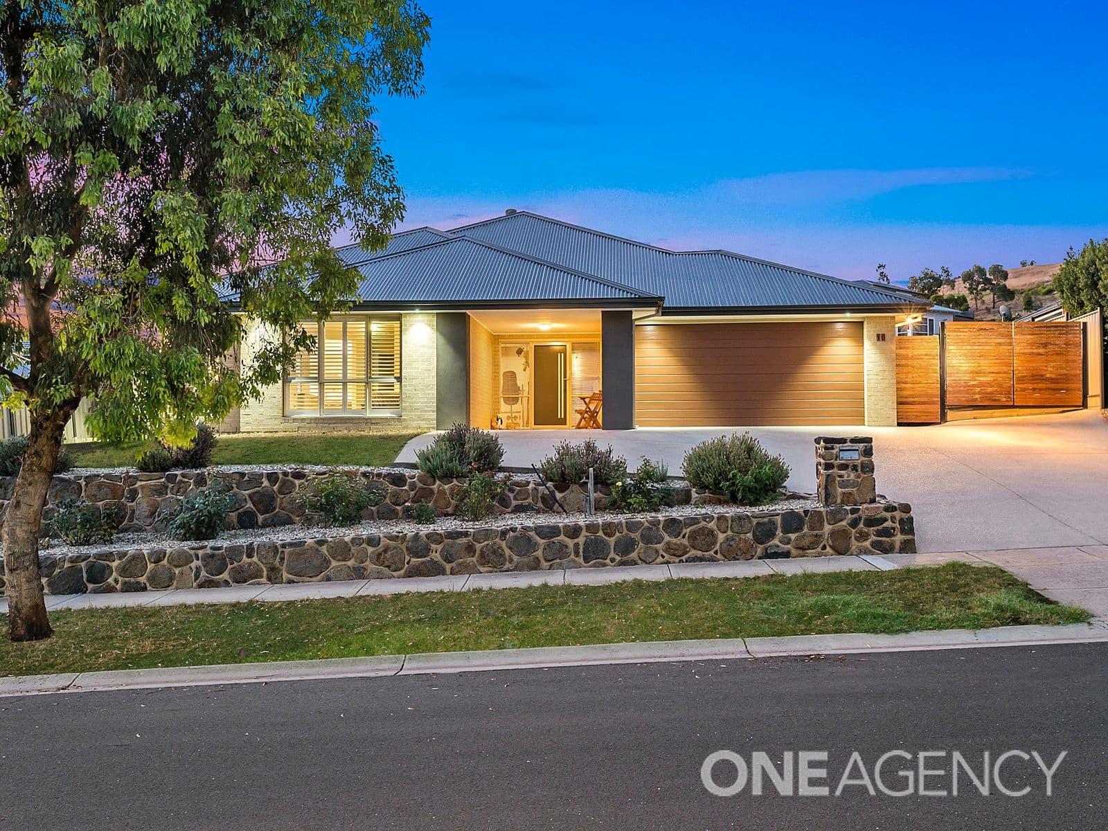 10 FENTONHILL Parade, Sunbury, Sunbury - Thumbnail 2