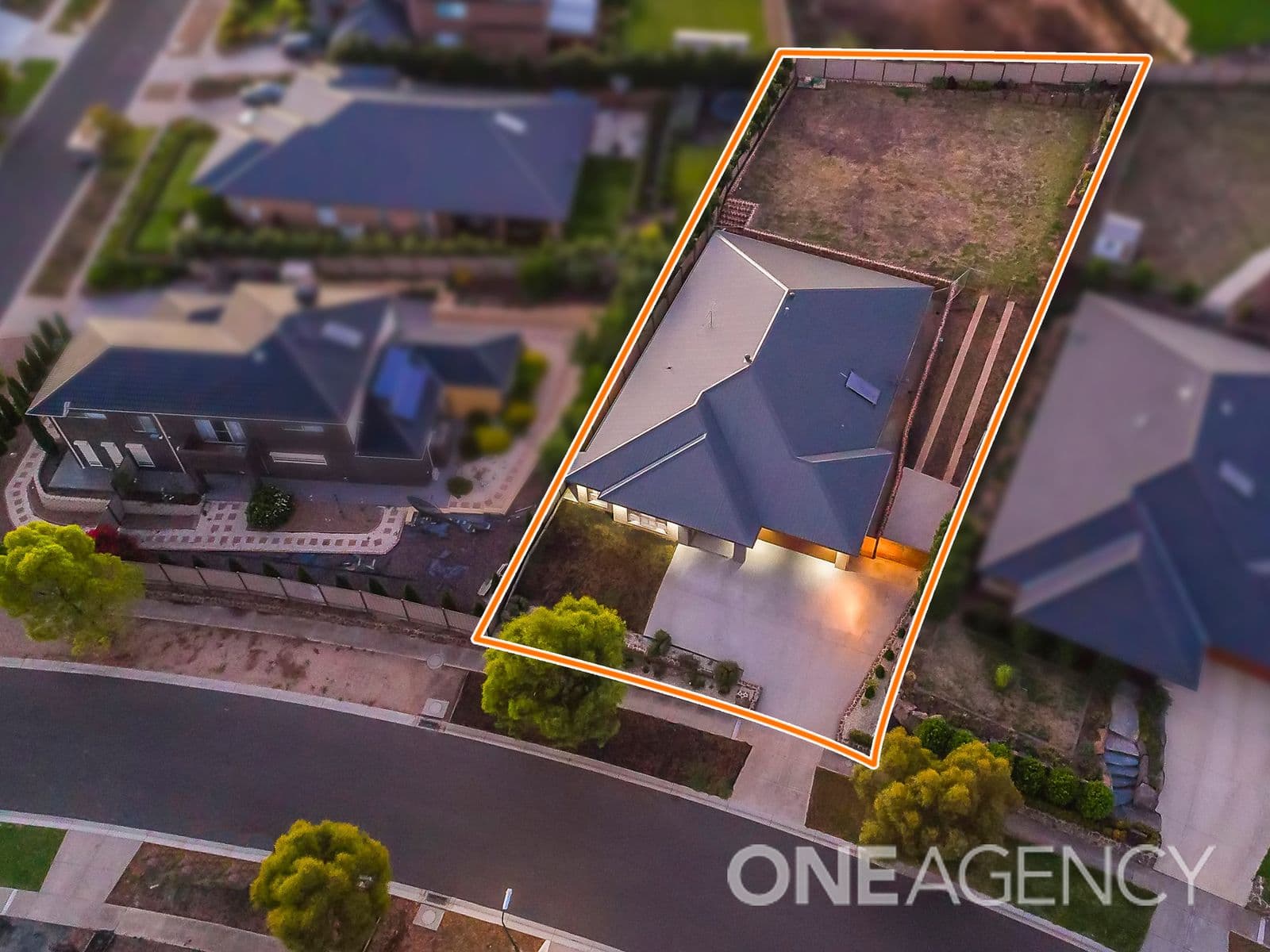 10 FENTONHILL Parade, Sunbury, Sunbury - Thumbnail 3