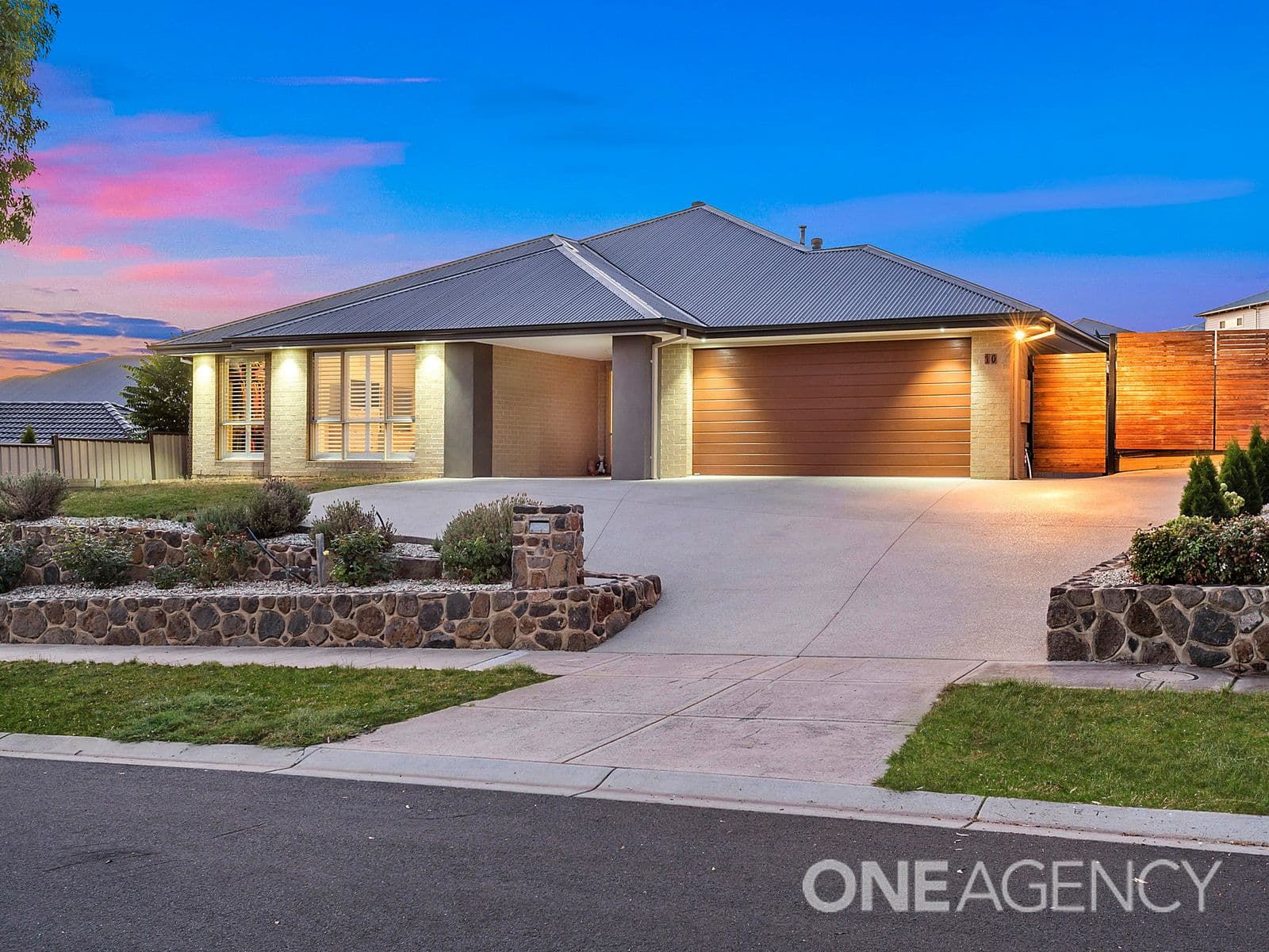 10 FENTONHILL Parade, Sunbury, Sunbury - Image 1