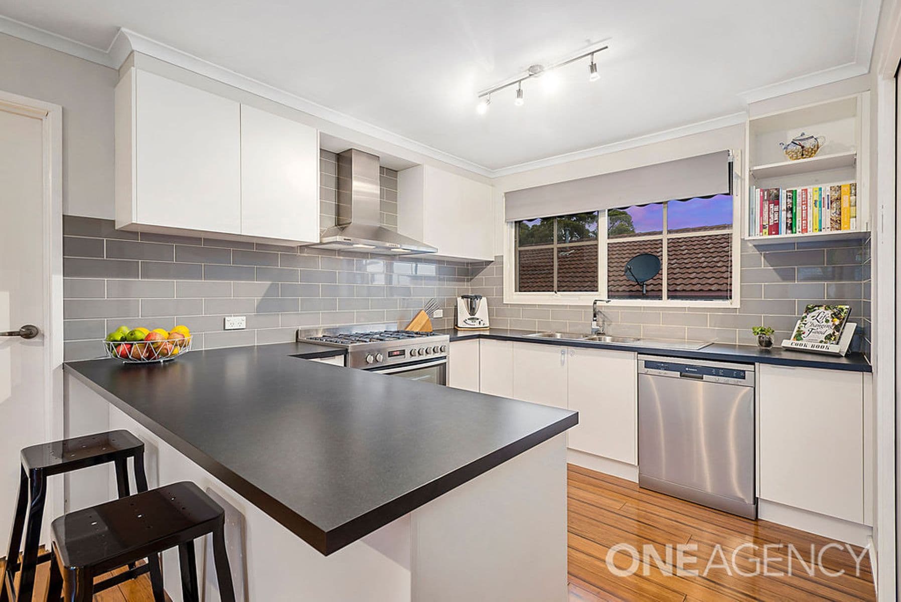 18 Dunrossil Drive, Sunbury, Sunbury - Thumbnail 2