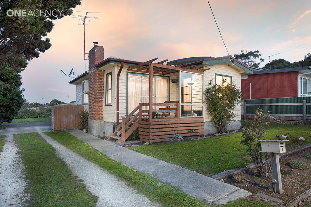 5 Seaside Crescent, Penguin, Penguin - Thumbnail 3