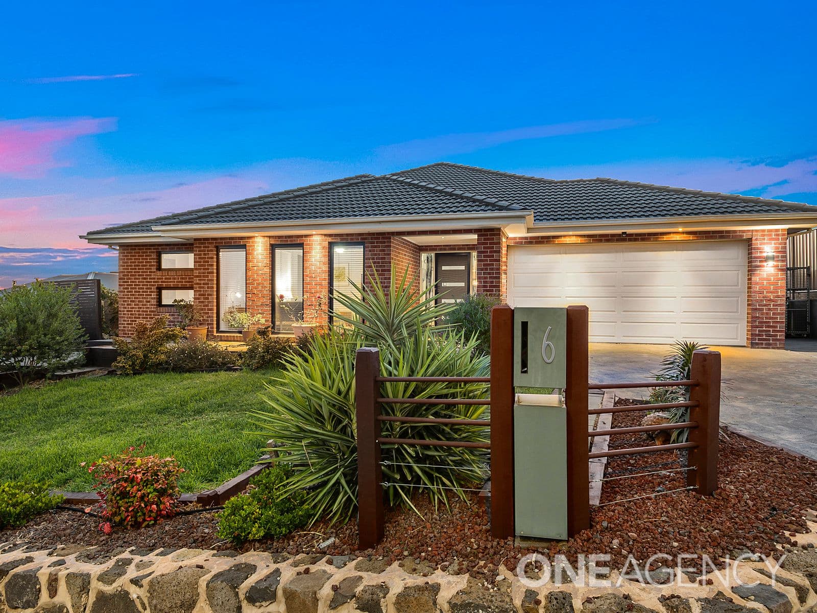 6 Wellington Mews, Sunbury, Sunbury - Thumbnail 2