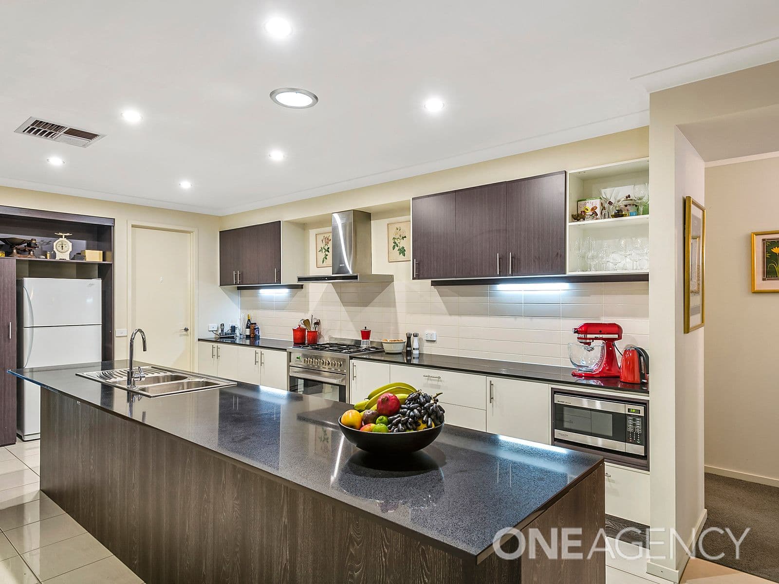 6 Wellington Mews, Sunbury, Sunbury - Thumbnail 3