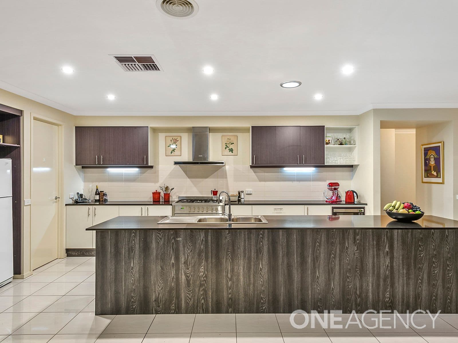 6 Wellington Mews, Sunbury, Sunbury - Thumbnail 4