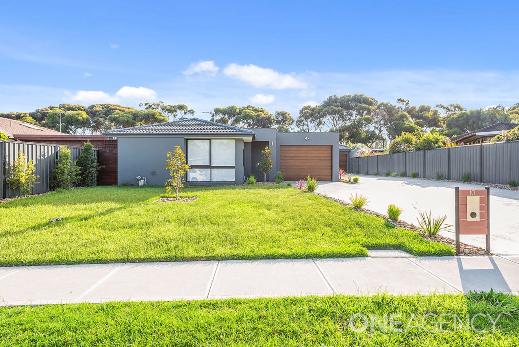 10 Pebble Beach Court, Sunbury, Sunbury - Thumbnail 2