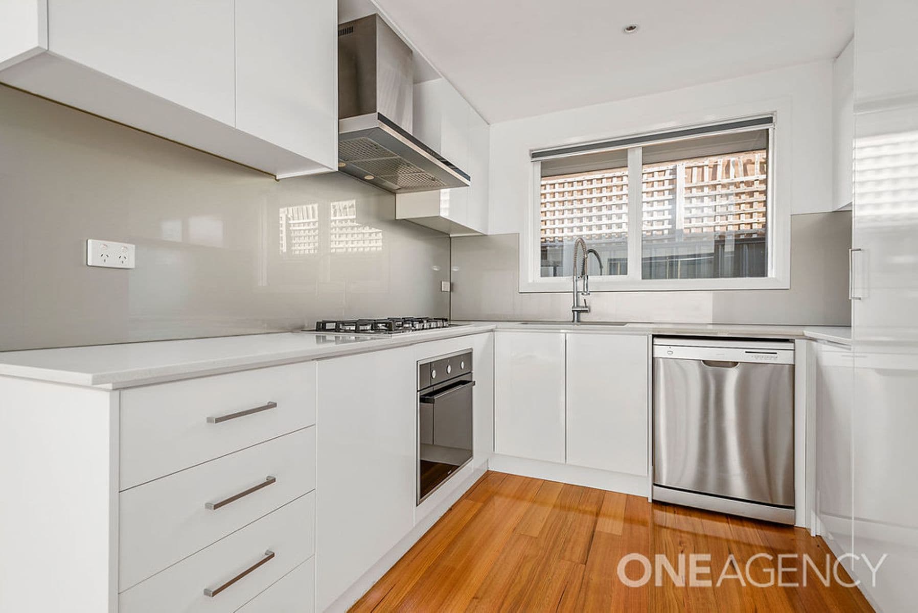 10 Pebble Beach Court, Sunbury, Sunbury - Thumbnail 3