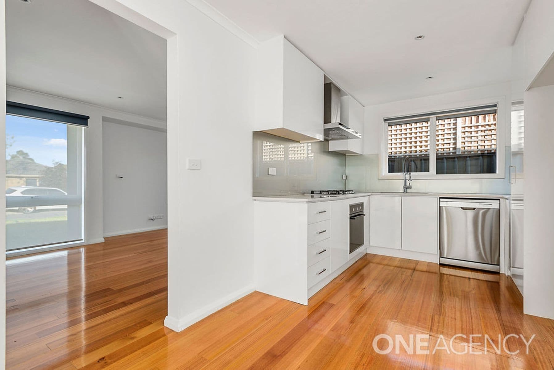 10 Pebble Beach Court, Sunbury, Sunbury - Thumbnail 4