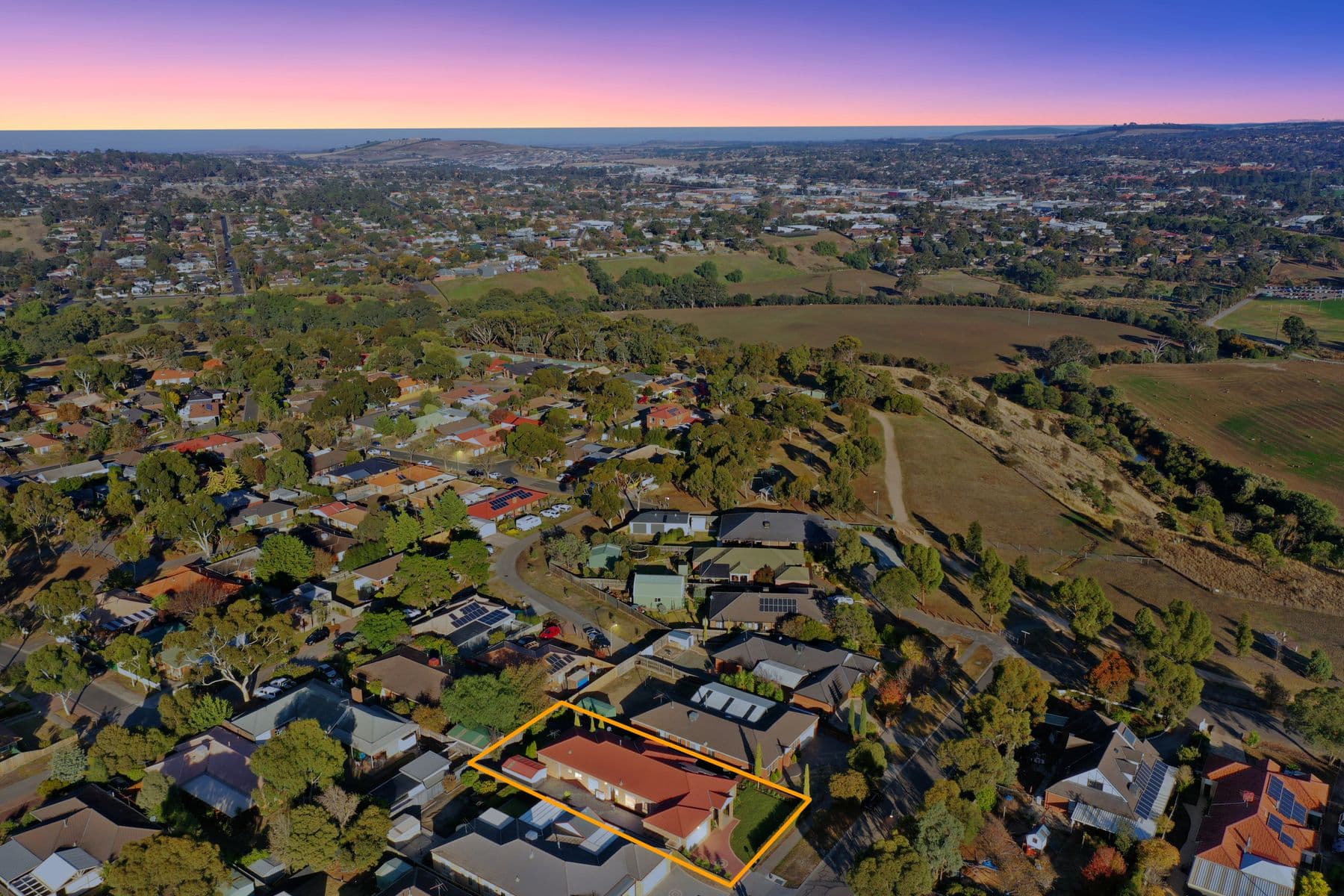 19 Orchardview Grove, Sunbury, Sunbury - Thumbnail 2