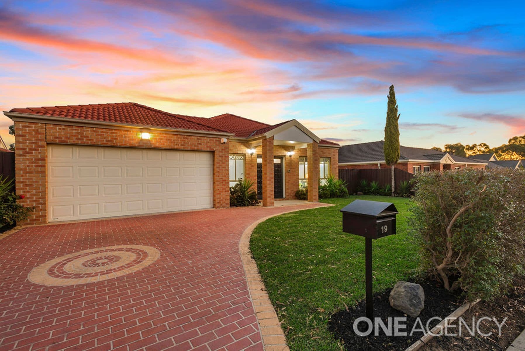 19 Orchardview Grove, Sunbury, Sunbury - Thumbnail 3