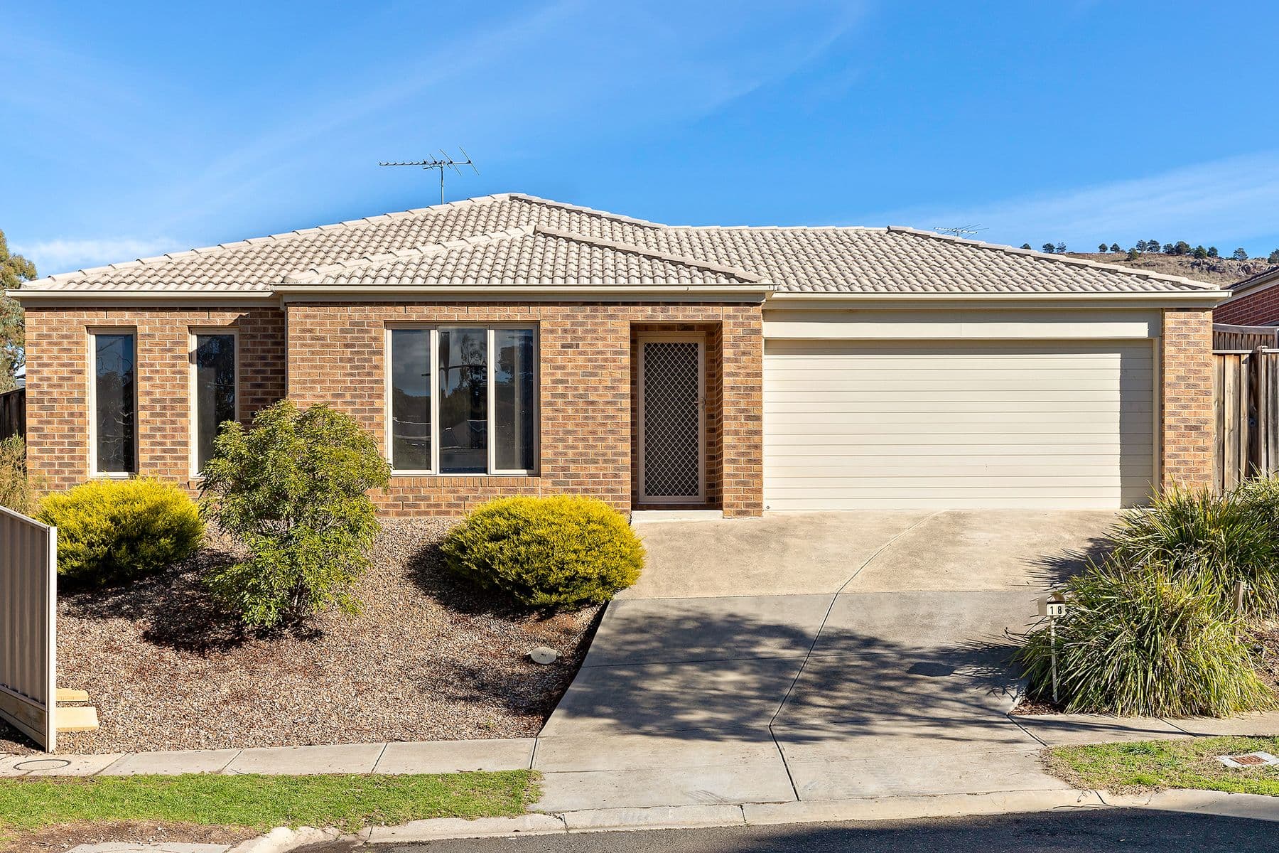 18 Hadlow Court, Sunbury, Sunbury - Thumbnail 2