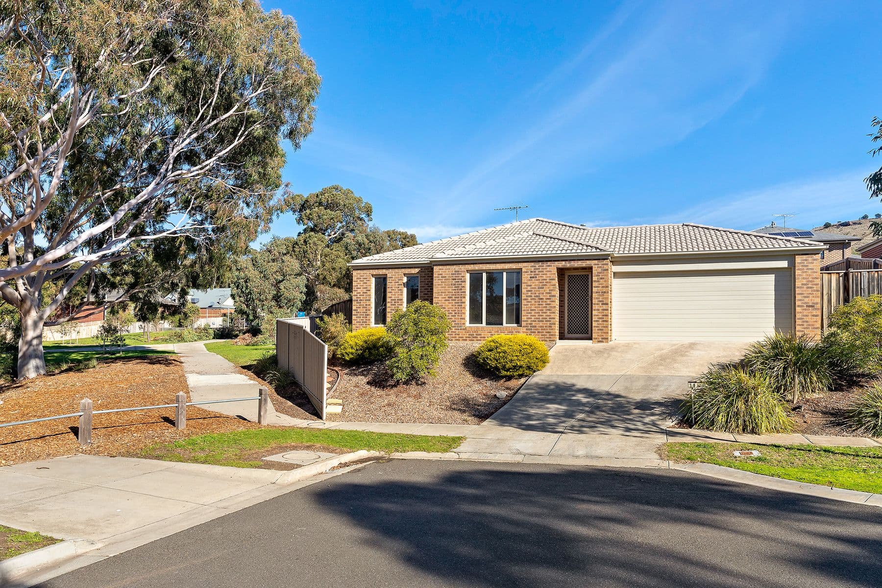 18 Hadlow Court, Sunbury, Sunbury - Thumbnail 3